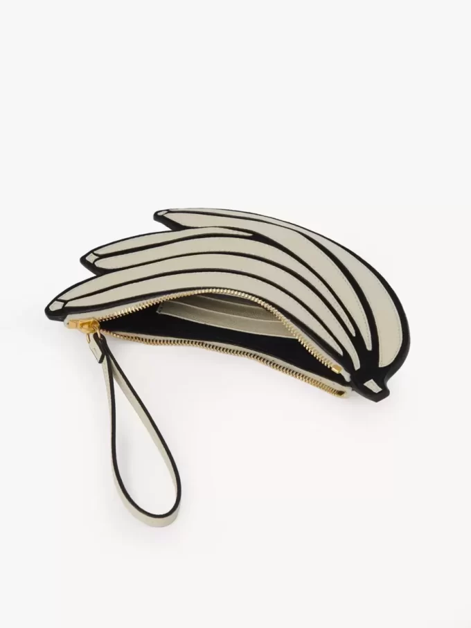 Banana flat pouch in grained leather