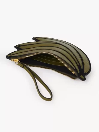 Banana flat pouch in grained leather