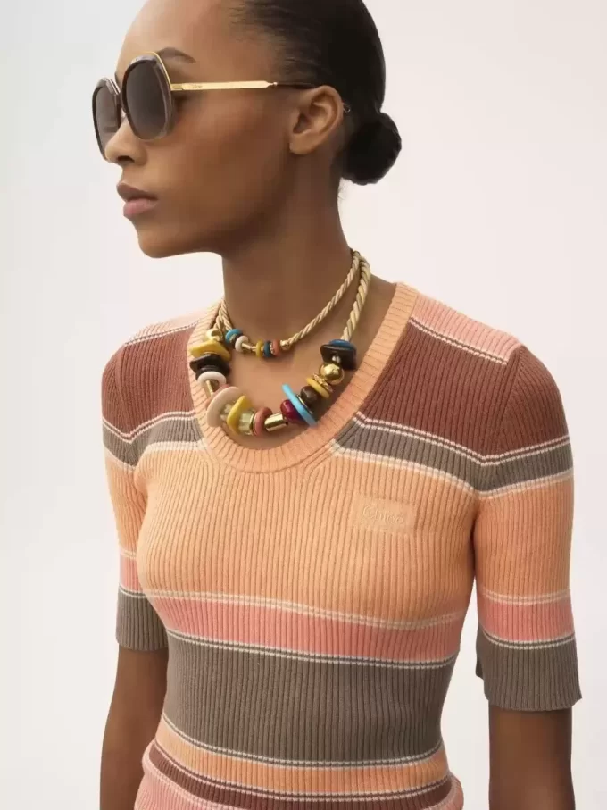 Elbow-sleeve fitted logo top in cotton knit