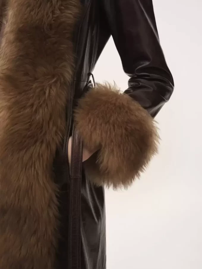 Long column coat in leather