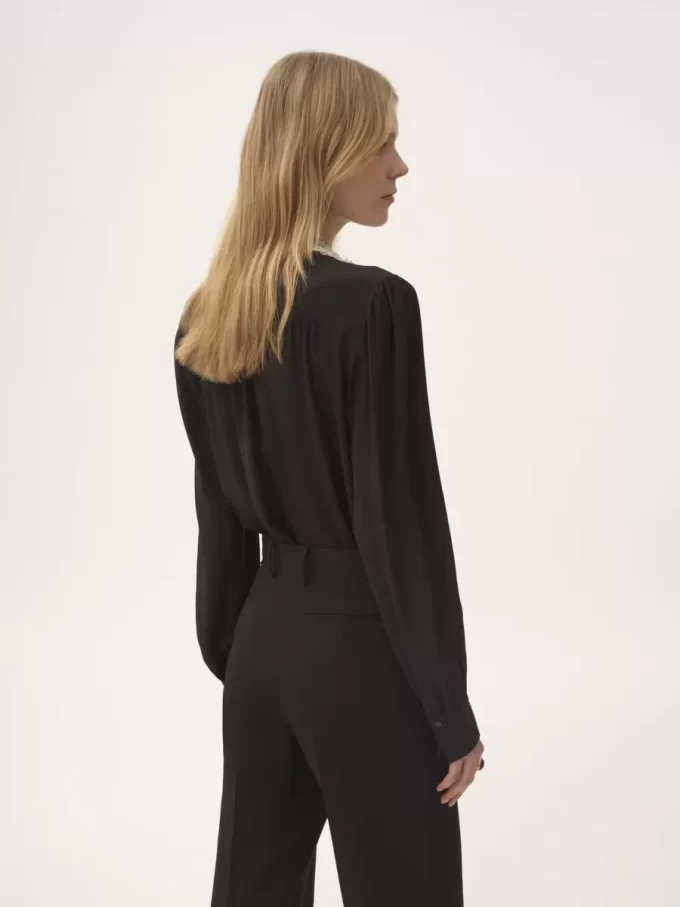 Ruffled blouse in crêpe de chine & lace