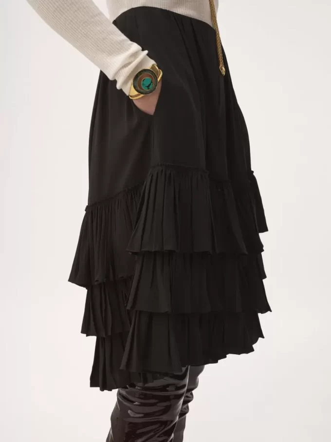 Ruffled tiered shorts in crêpe de chine