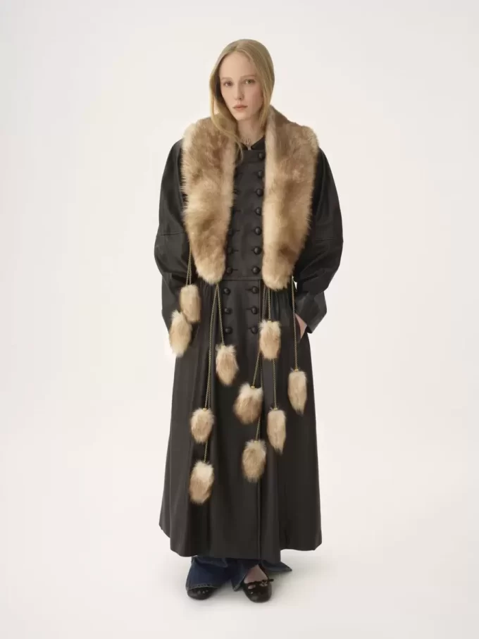 The Treasure Tails scarf in shearling