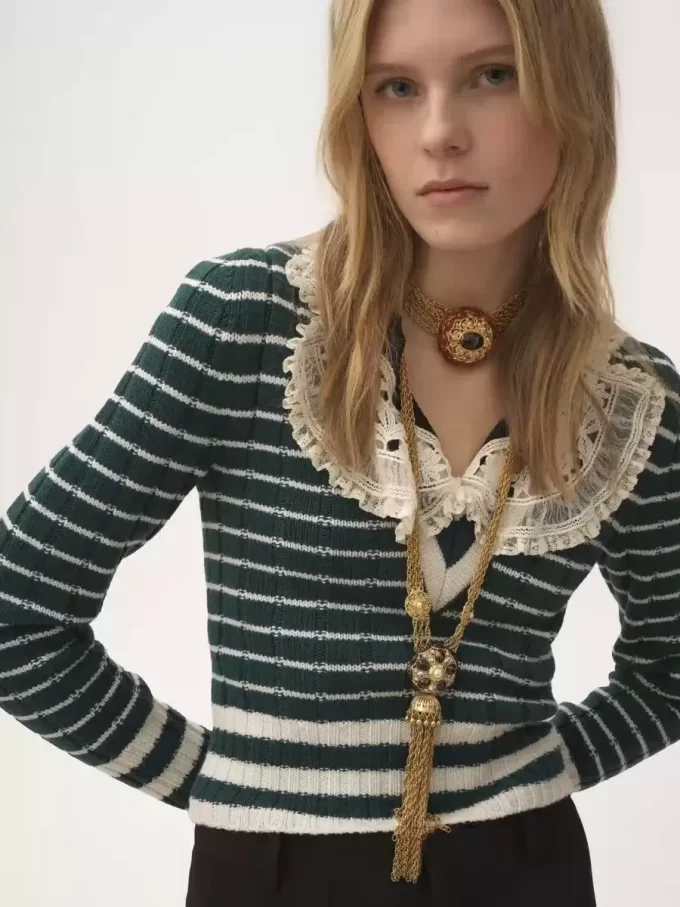 V-neck fitted sweater in a merino wool knit